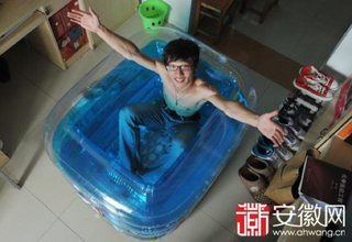Illustration for article titled Every Dorm Room Should Come With an Inflatable Pool